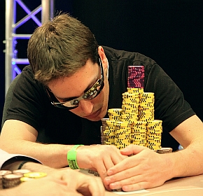 Scott Baumstein, uno sguardo all'enorme pila di chips