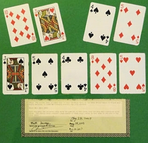 Un'immagine delle carte e del certificato