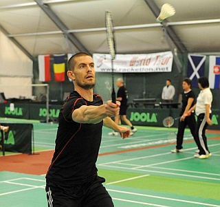 Gus Hansen alle prese con un match di Racketlon