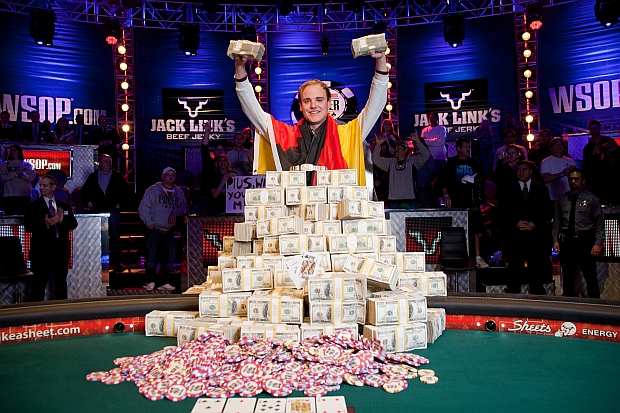 Pius Heinz alla premiazione che lo ha incoronato re del Main Event WSOP 2011