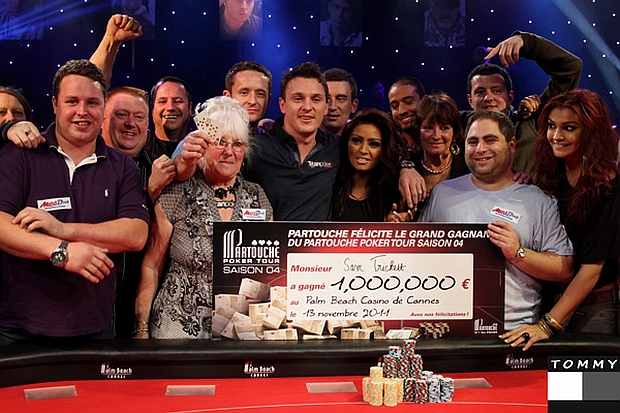 Sam Trickett (al centro) festeggia circondato da tanti amici. Sulla destra, si vede l'ex campione WSOPE James Bord reggere l'assegno