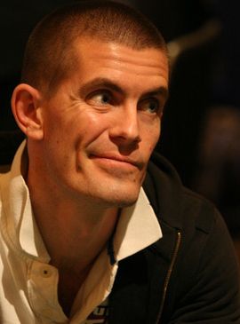 Un perplesso Gus Hansen valuta la Bobby's Room