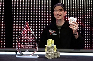 Erik Seidel dopo la vittoria dello scorso anno, con ancora indosso la patch di Full Tilt...