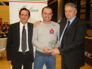 Tresa durante una delle tante premiazioni, qui con Enrico Mognaga e Alessandro De Michele