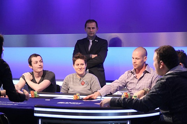 Da sinistra Tom Dwan, Vanessa Selbst, Patrik Antonius e Scott Seiver (di spalle). Dietro di loro, il TD italiano Christian Scalzi