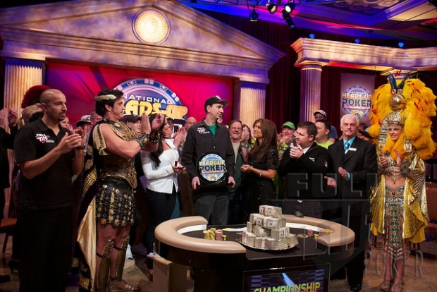 Erik Seidel (al centro) festeggiato per il trionfo al NBC National Heads Up Championship del marzo 2011. Un risultato ormai 'vecchio' per il Global Poker Index