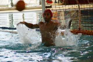 Carlo impegnato in porta: gioca a pallanuoto in serie A2