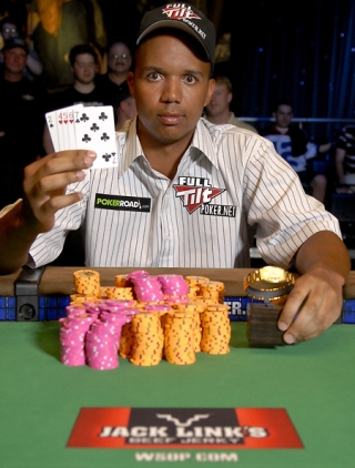 Phil Ivey dopo uno degli 8 braccialetti vinti. Con quanti manager dovreste dividere la sua prossima vittoria?