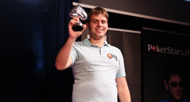 Oleksii Kovalchuk mostra felice uno dei due IPT Awards che si è aggiudicato
