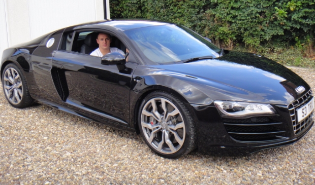 Sam Trickett con la sua Audi R8 v10 Spyder, un 'giocattolo' da 160mila euro