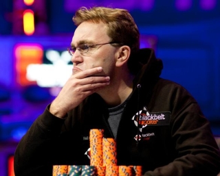 Una eloquente espressione di Neil Channing durante il final table