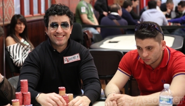 Alioscia Oliva, qui al tavolo con Domenico Cordì (a destra) è partito per Las Vegas da netto leader in classifica di Ongame