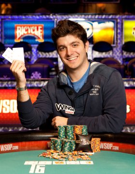 Rocco Palumbo con il fresco braccialetto WSOP