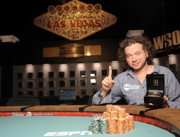 Ylon Schwartz mostra il suo primo braccialetto WSOP in carriera