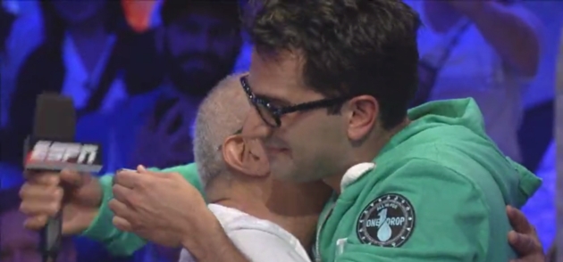 Antonio Esfandiari abbraccia commosso il padre dopo il trionfo