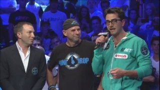 Guy Lalibertè, qui al centro durante la premiazione (a sinistra il CEO di Caesars Mitch Garber, a destra Antonio Esfandiari)