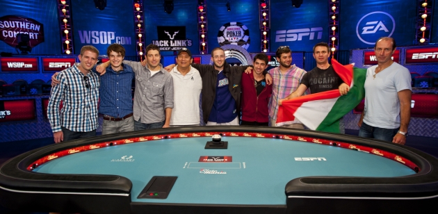 Ecco gli october nine in posa: da sinistra Russell Thomas, Jacob Balsiger, Jeremy Ausmus, Steven Gee, Greg Merson, Jesse Sylvia, Robert Salaburu, Andras Koroknai, Michael Esposito