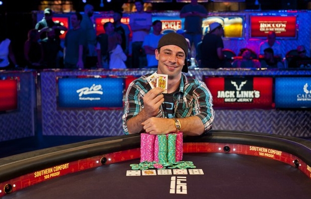 Ryan Eriquezzo posa soddisfatto durante la premiazione: ha vinto 416.051$