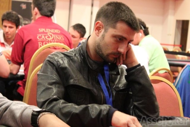 Andrea Dato impegnato al tavolo. IL romano è ormai fra i primi 50 torneisti al mondo, secondo il Global Poker Index