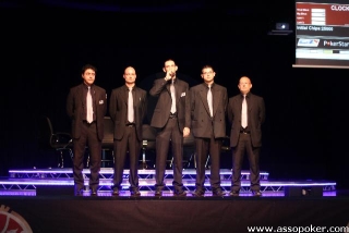 Il gruppo in uno dei tanti 'shuffle up and deal' annunciati