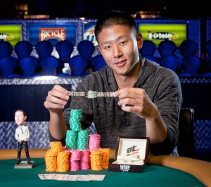 Chris 'Genius28' Lee con il braccialetto vinto nel 2011
