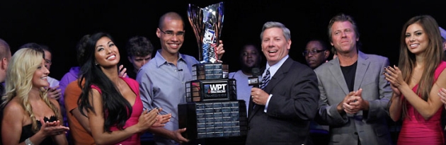 Tony Gregg con il trofeo appena vinto, festeggiato dalle Royal Flush Girls insieme ai testimonial WPT Mike Sexton e Vince Van Patten