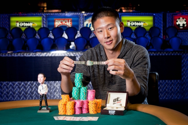 Chris Lee con il braccialetto WSOP conquistato un anno fa. In arrivo anche un anello WPT per lui?