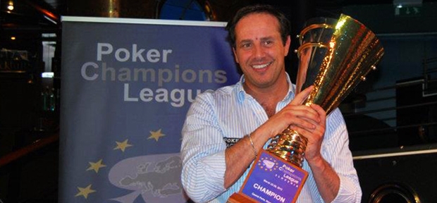 Paolo Della Penna con il trofeo della prima Poker Champions League