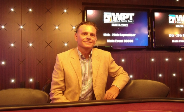 Il direttore Eros Ganzina in una fase di relax ad uno dei tavoli del Casinò Portomaso