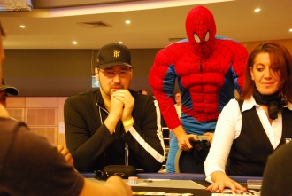 Phil Hellmuth tallonato da ... Spiderman!