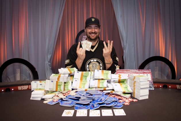 Così Phil Hellmuth festeggiava il 13° braccialetto WSOP in carriera, poco più di una settimana fa