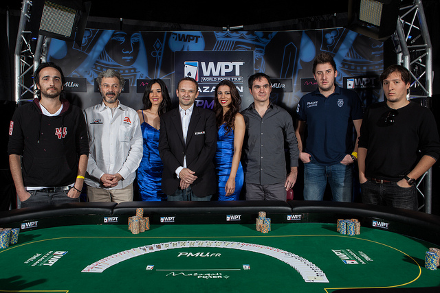 La foto di rito scattata all'inizio del final table. David Kitai e Giacomo Fundarò (all'estrema sinistra ed estrema destra) lottano per la chiplead