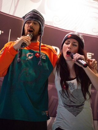 Jason Mercier si rilassa cantando con Liv Boeree al party del WPT