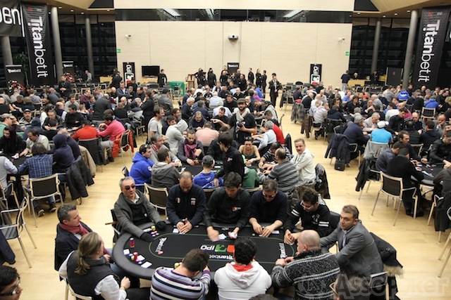 Il 'salone delle feste' del Casinò di Campione d'Italia ancora una volta gremito perl'IPO