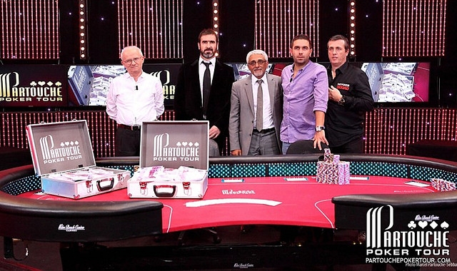 Foto ricordo dal Partouche 2009: da sinistra Gianni Giaroni, Eric Cantona, Patrick Partouche, Cedric Rossi e Jean Pierre Pasqualini (photo courtesy Partouche Poker Tour)