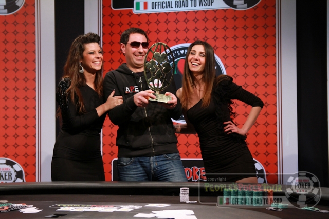 Leonardo Campeggio festeggia con le Pokerine