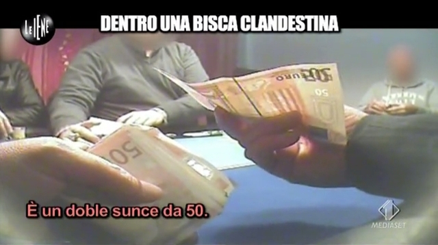 Un momento del video de le Iene. Al di là dello strafalcione 'doble sunce', è interessante notare che gli unici soldi visibili in tutto il servizio sono quelli del 'gancio'