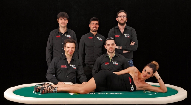 Il Sisal Poker Team Pro 2013. Da sinistra in alto: Marco Fantini, Andrea Carini, Gabriele Lepore. In mezzo Niccolò Caramatti e Dario Alioto. Distesa, una splendida Linda Santaguida