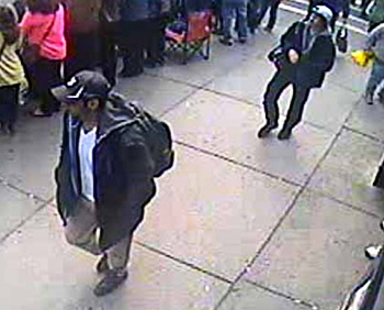 Il frame, tratto dal video di una telecamera di sorveglianza, che inquadra i due sospetti con zaino nero in spalla