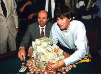Phil Hellmuth (qui con Jack Binion) dopo la conquista del WSOP Main Event. Era il 1989, e gli avversari erano 177...
