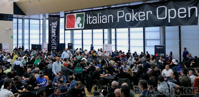 La sala gremita durante uno dei giorni dell'Italian Poker Open 10: eventi del genere, però, non sono validi per ranking come quello del Global Poker Index
