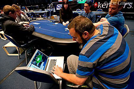Adam Levy mentre multitabla 'live'. Sullo sfondo Giuliano Bendinelli (photo courtesy of Joe Giron, PokerStars)