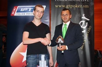 Vasile Craciun alla premiazione (photo courtesy PokerNews)