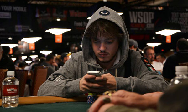 Dario Minieri controlla il suo iPhone durante l'event #39