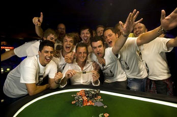 Matt Perrins festeggiato dalla sua 'curva'