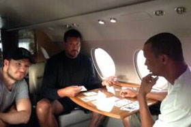 Phil Ivey (a destra) con Joe Cassidy (a sinistra) e JR Bellande gioca a poker cinese in volo