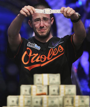 Greg Merson commosso dopo il trionfo WSOP dell'anno scorso