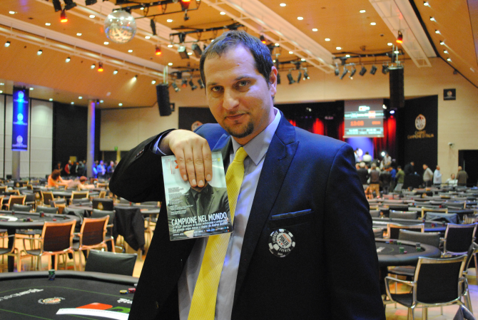 Il CEO del Campione Poker Team Andrea Bettelli scherza durante il break