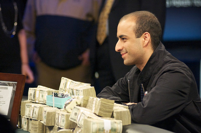 Daniel Alaei con i 1,4 milioni di dollari vinti al WPT Doyle Brunson Five Diamonds Poker Classic del 2009, tuttora la sua vincita-record