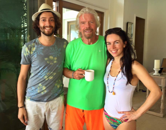 Igor Kurganov e Liv Boeree con il padrone di casa, Richard Branson